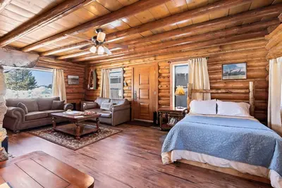 Image de Notre cabine confortable est située dans le centre-ville de Stanley avec une vue imprenable sur la montagne