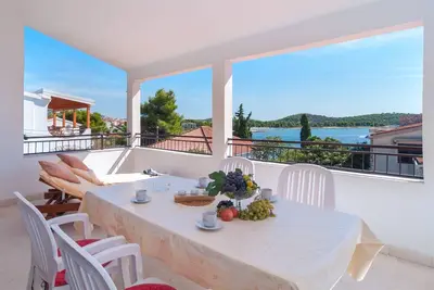 Image de Appartement de deux chambres avec la terrasse et la vue sur le mer Rogoznica (A-15551-b)
