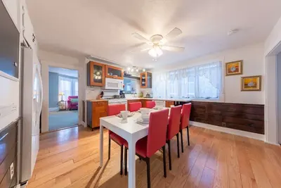 Image de Nouvellement listé! Vue sur la rivière, 5 min à pied de la gare, des pubs et des boutiques, 2 min des parcs / plage, porche