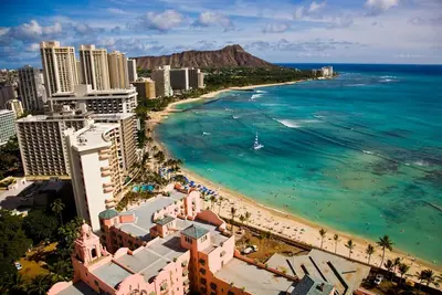 Image de Direct Oceanfront au coeur de Waikiki! Spectaculaire Nouveau Reno Personnalisé! !