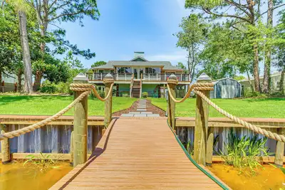 Image de Unique Milton Home avec foyer, kayak, quai et grill