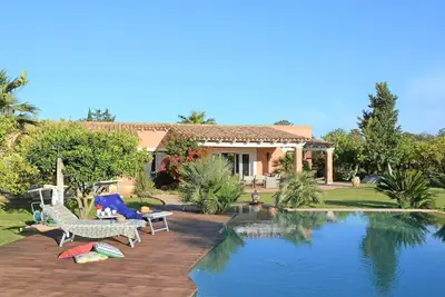Image de Bien conçue et meublée, la villa est entourée d'un jardin avec pelouse