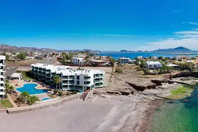 Image de Studio 312 en bord de mer avec piscine