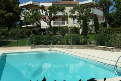 Image de Appartement rénové à Valescure, avec piscine et vue sur le golf, près de la mer