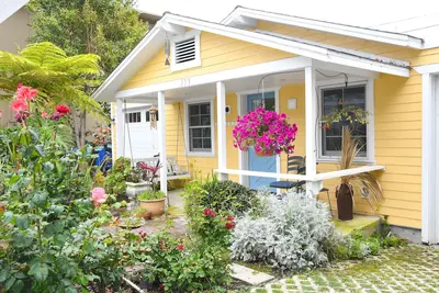 Image de \"Sea Breeze\" Cottage-blocs de la plage et des commerces de Laguna Beach. .