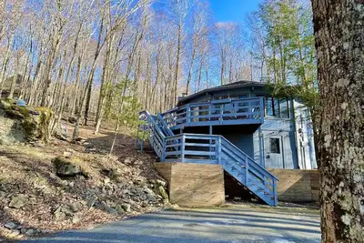Image de Ski, randonnée, golf, pêche ou profiter de la nature dans ce chalet rénové sur le mont Beech