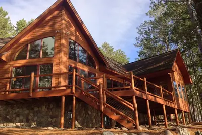 Image de Belle maison du lac exécutif sur la péninsule avec 657 pieds de façade sur le lac