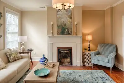 Image de Restez avec Lucky Savannah: Bright Broughton Street Home avec parking privé!