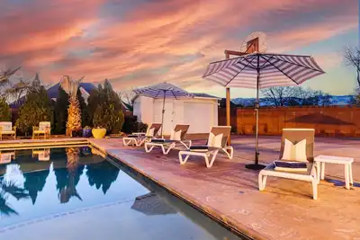 Image de \"House of Sunsets\" - Piscine privée, à 30 min de Zion's, salle de jeux, BBall Court