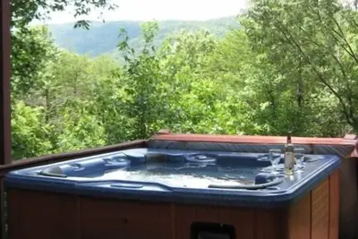 Image de Escapade en cabine ~ Détendez-vous et profitez du bain à remous ou passez du temps dans la salle de jeux