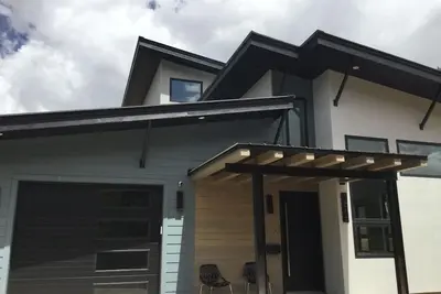 Image de Nouvelle maison de luxe de montagne moderne sur une route approuvée par Ohv et des vues incroyables