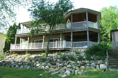 Image de Lakefront, colline, nouvelle maison pour le plaisir et le plaisir de la famille et des amis