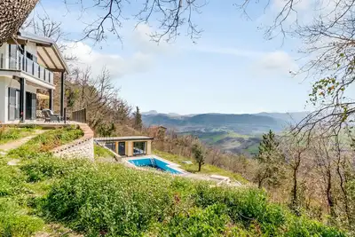 Image de Niché dans les contreforts boisés du parc national de la Maiella, Abruzzes, Italie.
