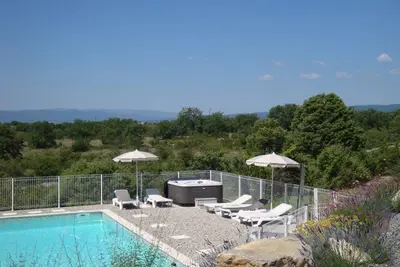 Image de Villa Les Lavandes avec sa Piscine Privée et son Spa extérieur multijets