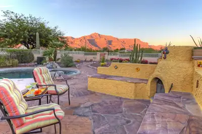 Image de Haut de gamme, exclusif Gold Canyon Home; Piscine avec option de chauffage; Marche pour le golf et la randonnée