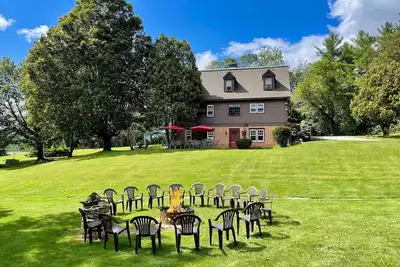 Image de Perfect Reunion House: Tennis de piscine. 18 couchages, 8 chambres, 5 salles de bain.