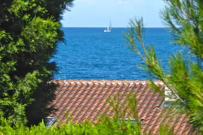 Image de Maison d'été rénovée près de la plage avec vue sur la mer