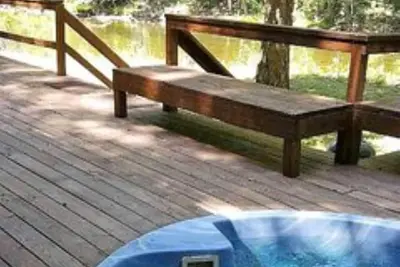 Image de Riverfront! Jacuzzi! Privé. Animaux acceptés. Personnel complet