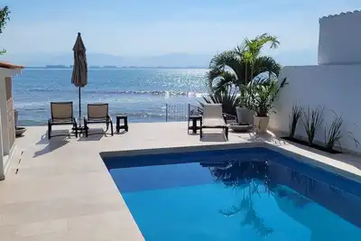 Image de Ocean Front Townhouse, piscine privée, Wi-Fi.