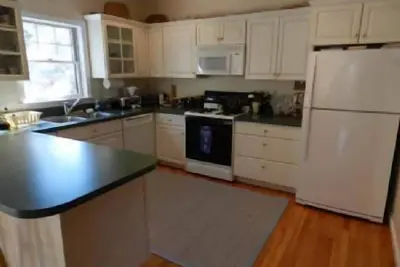 Image de Cap isolé et charmant. Calme, mais proche de tout.