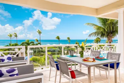 Image de Condo de luxe de 2 chambres en bord de mer, directement sur la plage de Grace Bay!