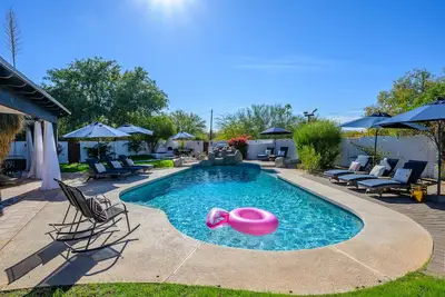 Image de Santa Fe Modern dans le centre de Scottsdale avec piscine privée chauffée