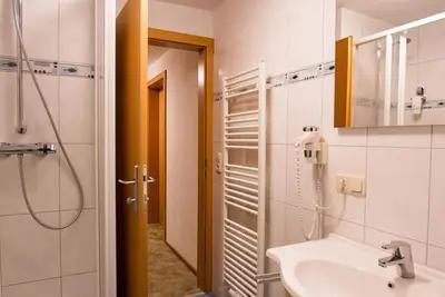 Chambre triple n ° 119, douche, toilette - Gästehaus Leypold