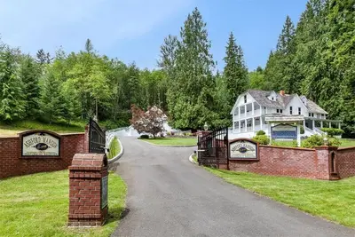 Image de Ashford Mansion. Aucun Frais De Nettoyage. W / Hot Tub