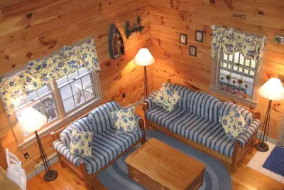 Image de Cabane en rondins confortable dans une communauté familiale