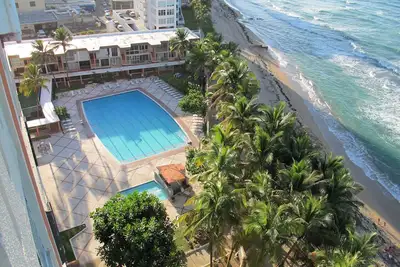 Image de Front De Mer Sur La Plage - Balcon Avec Vue Sur L'OCÉAN Avec Piscine Et Casino!