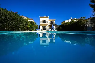 Image de Apollo Villa. Une villa de 3 chambres de luxe à 200 mètres de la baie de Pissouri