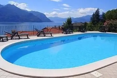 Image de Spacieux et élégamment meublé lac Vue Maison avec piscine