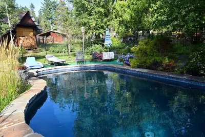 Image de West Glacier Log Home avec piscine
