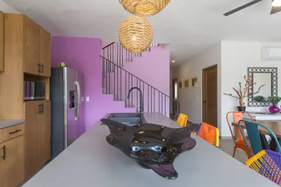 Image de Penthouse de luxe avec terrasse sur le toit, bar et bain Ă remous