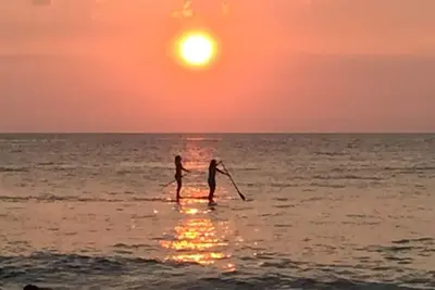 Image de Plage moderne et mise à jour avec vue sur l'océan 2bd 2bth en face de Charley Young Beach