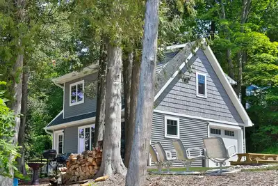 Image de Confortable maison nouvellement construite à 35 pieds de la baie avec de superbes couchers de soleil