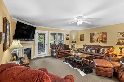 Image de Condo du centre-ville - Condo seulement donnant sur la rue principale