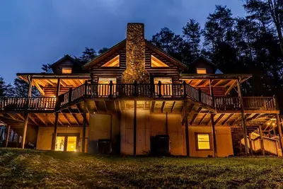 Image de Beautiful 6 Bed / 4. 5 Bath Lodge Sleeps 23 - Hot Tub, Fire Pit, Arcade, Gameroom