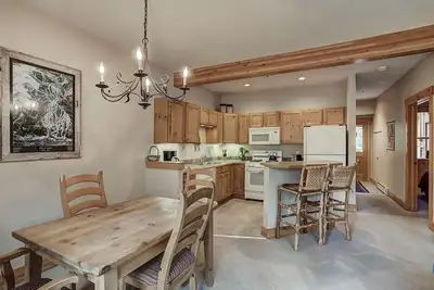 Image de Maison de ville confortable 1 chambre avec plafonds voûtés dans Trappers Crossing!