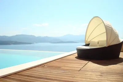 Image de Villa moderne avec piscine à débordement, jacuzzi sur la mer méditerranéenne.