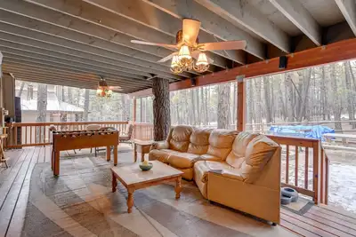 Image de Nouveau! Munds Park Cabin avec terrasse meublée et foyer!