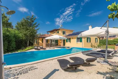 Image de Maison de vacances calme avec grande piscine à la périphérie de Rezanci