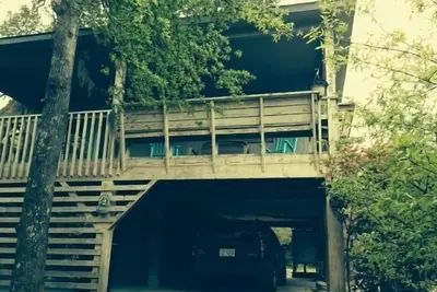 Image de Cabane dans les arbres Obx. Chalet confortable dans le quartier de la famille / animaux de compagnie. Proche du son.
