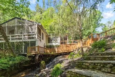 Image de 2 superbes maisons sur la propriété Waterfall, 5 acres