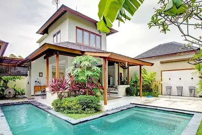 Image de Villa privée de 2 chambres, Seminyak central avec une immense piscine privée en forme de L