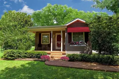 Image de Adorable Cottage! Tout! WiFi, cuisine, jacuzzi, aucun frais de nettoyage! ! !