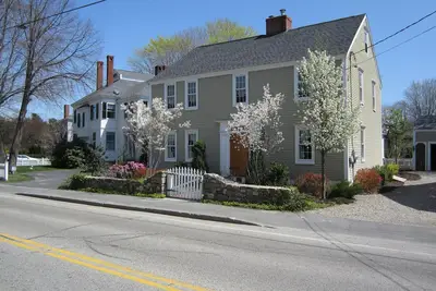 Image de Maison historique de Kennebunkport au coeur du village. Étapes pour Dock Square.