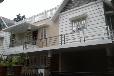 Image de Maison chic dans un quartier résidentiel calme et calme si proche de la ville
