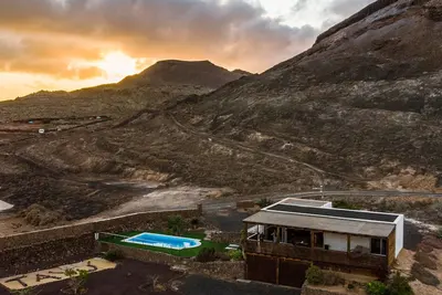 Eco-Villa immergé dans un parc naturel d'origine volcanique.