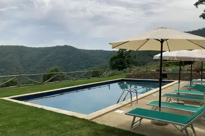 Image de Grande maison de campagne rénovée avec piscine, idéale pour des petits groupes